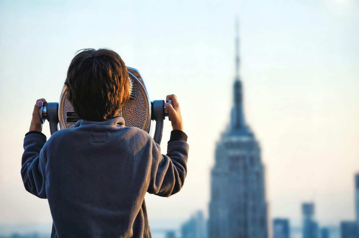 un petit garçon admirant l'empire state building